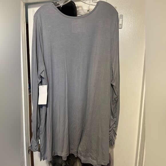 NWT Gray Graphic Blouse with Black Floral Design - Picture 7 of 10